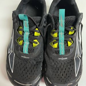 USED. Women’s Altra Torin 4 sneakers Black and aqua